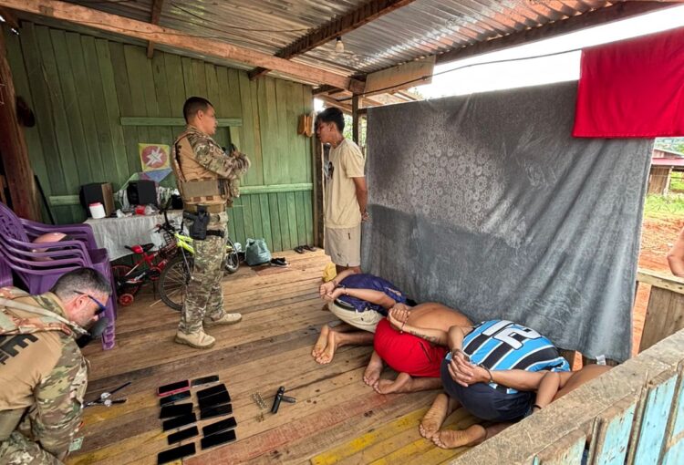 Polícia Civil deflagra megaoperação em Assis Brasil e prende líder de facção responsável por homicídios na fronteira