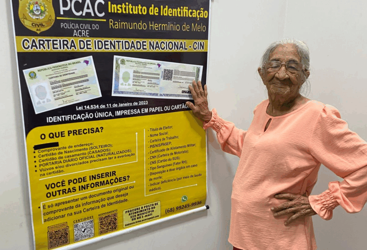 Instituto de Identificação registra emissão de documento para idosa de 102 anos