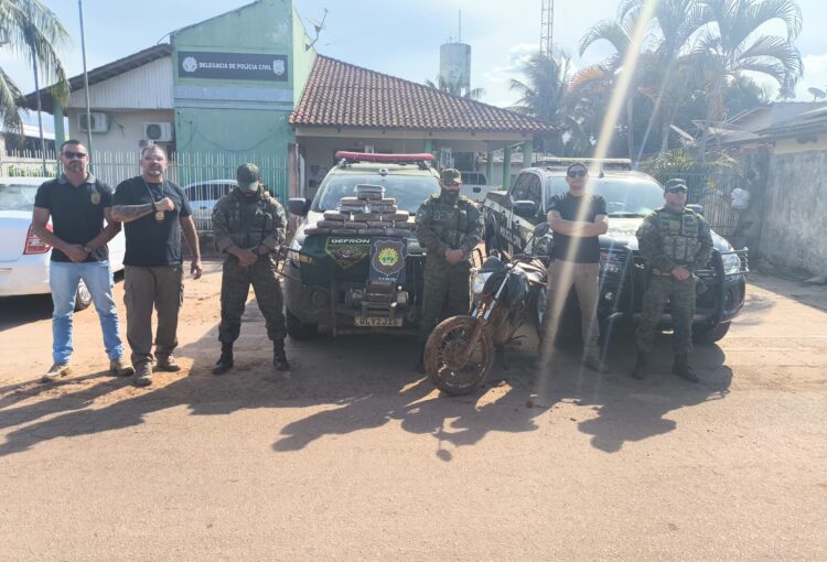 Polícia Civil e Gefron apreendem 19 tijolos de drogas em Reserva no Acre
