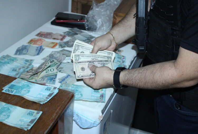 Polícia Civil cumpre mandados e apreende dinheiro, celulares e morfina em investigação sobre desvio de medicamentos no Acre