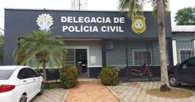 Suspeito de homicídio se entrega à Polícia Civil após três dias escondido em área de mata em Feijó